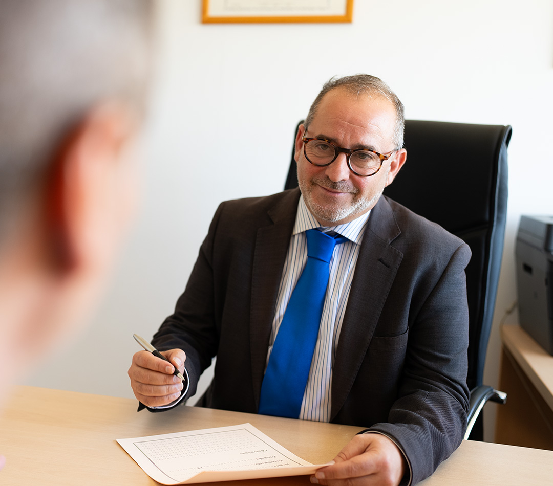 Ángel Eduardo con un cliente